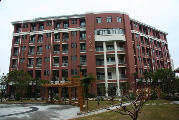 新南洋 新跨越;新南洋 新气象:南洋中学新学期新校区掠影